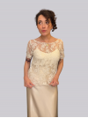 Top de mariage en dentelle de Calais, boutonné dans le dos, avec de petites manchettes.