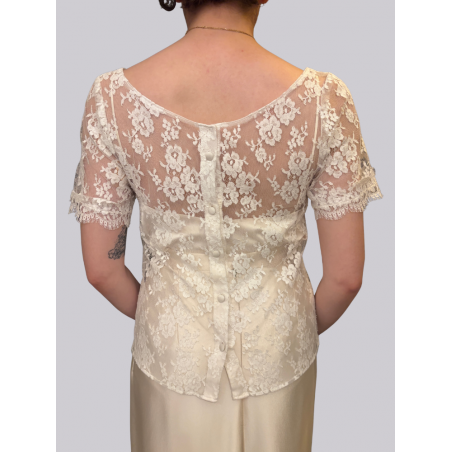 Top de mariage en dentelle de Calais, boutonné dans le dos, avec de petites manchettes.