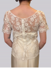 Top de mariage en dentelle de Calais, boutonné dans le dos, avec de petites manchettes.