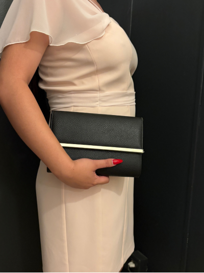 Sac de soirée à porter à la main ou en bandoulière. Noir et doré, très chic, en simili-cuir.