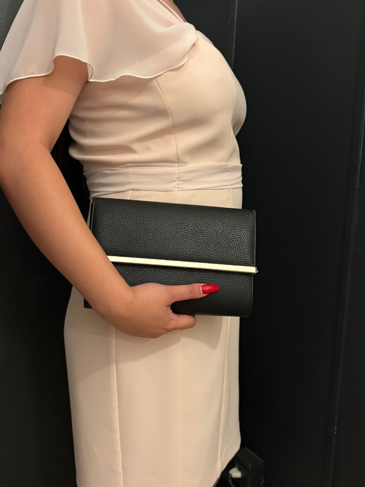 Sac de soirée à porter à la main ou en bandoulière. Noir et doré, très chic, en simili-cuir.