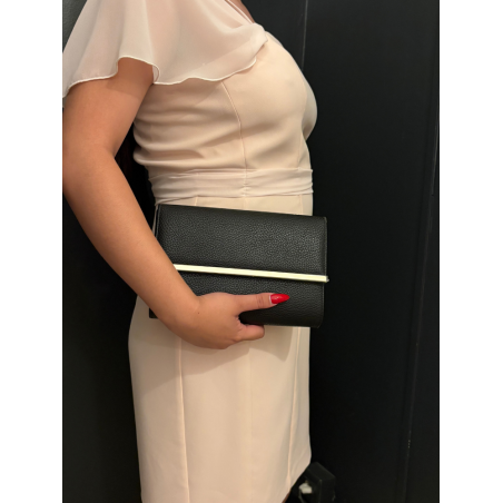 Sac de soirée à porter à la main ou en bandoulière. Noir et doré, très chic, en simili-cuir.