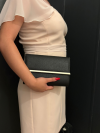 Sac de soirée à porter à la main ou en bandoulière. Noir et doré, très chic, en simili-cuir.