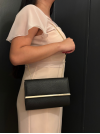 Sac de soirée à porter à la main ou en bandoulière. Noir et doré, très chic, en simili-cuir.