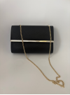 Sac de soirée à porter à la main ou en bandoulière. Noir et doré, très chic, en simili-cuir.