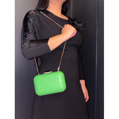 Sac de soirée à porter à la main ou en bandoulière. Vert et argenté, très chic, en simili-cuir.