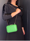 Sac de soirée à porter à la main ou en bandoulière. Vert et argenté, très chic, en simili-cuir.
