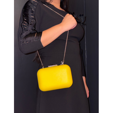 Sac de soirée à porter à la main ou en bandoulière. Jaune et argenté, très chic, en simili-cuir.