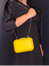 Sac de soirée à porter à la main ou en bandoulière. Jaune et argenté, très chic, en simili-cuir.