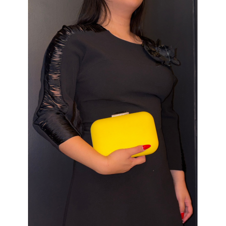 Sac de soirée à porter à la main ou en bandoulière. Jaune et argenté, très chic, en simili-cuir.