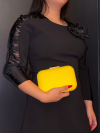 Sac de soirée à porter à la main ou en bandoulière. Jaune et argenté, très chic, en simili-cuir.