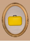Sac de soirée à porter à la main ou en bandoulière. Jaune et argenté, très chic, en simili-cuir.