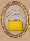 Sac de soirée à porter à la main ou en bandoulière. Jaune et argenté, très chic, en simili-cuir.