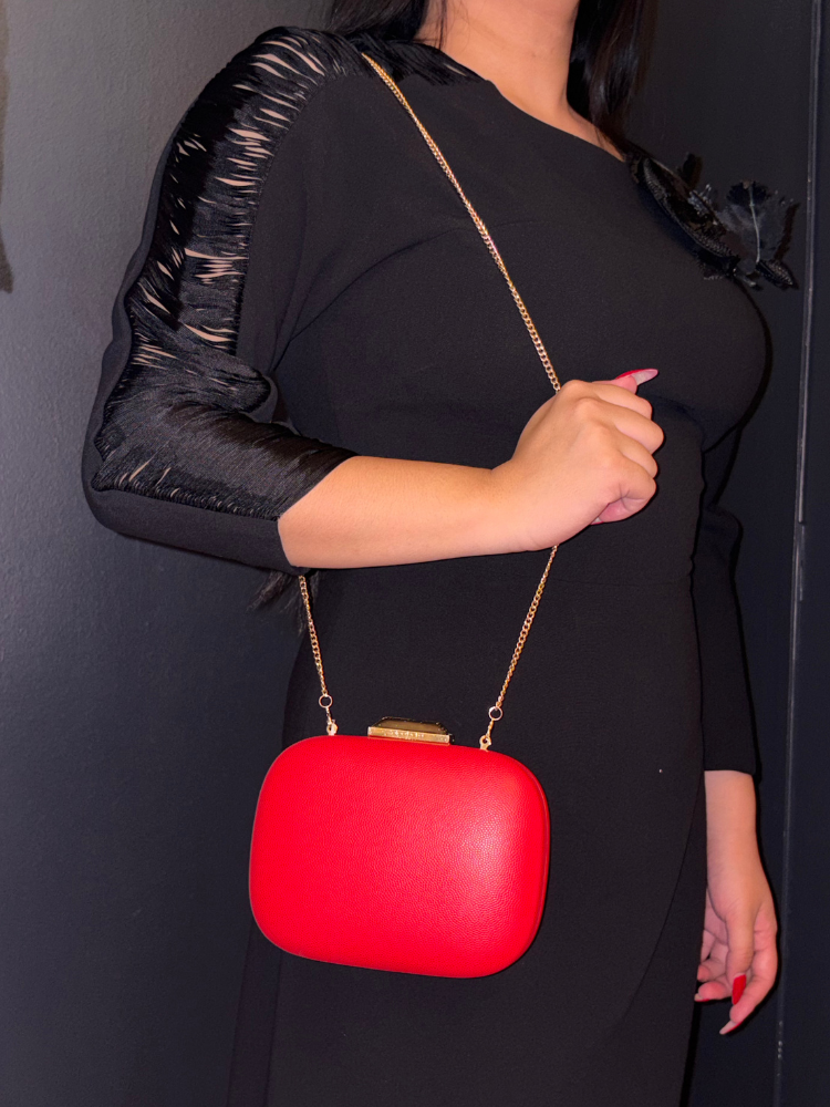 Sac de soirée à porter à la main ou en bandoulière. Rouge et doré, très chic, en simili-cuir.