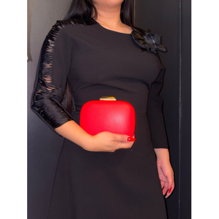 Sac de soirée à porter à la main ou en bandoulière. Rouge et doré, très chic, en simili-cuir.