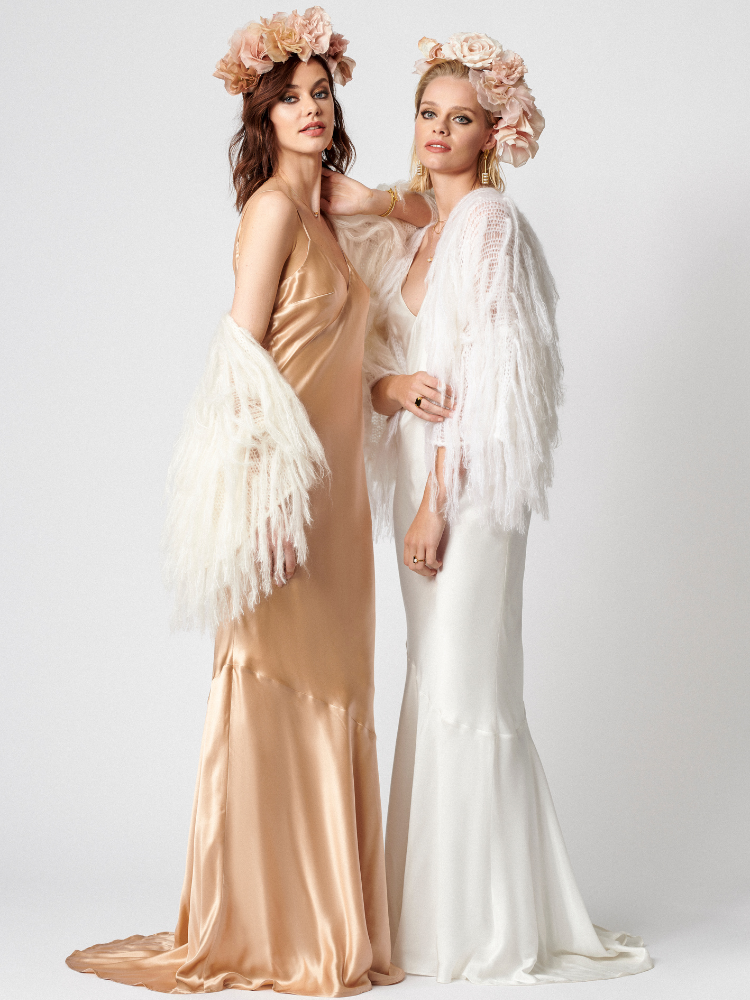 Robe de mariée longue  ultra fluide, avec un grand dos nu plongeant