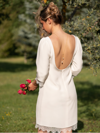 Bahia, robe civile courte, grand dos nu en soie et dentelle de Chantilly