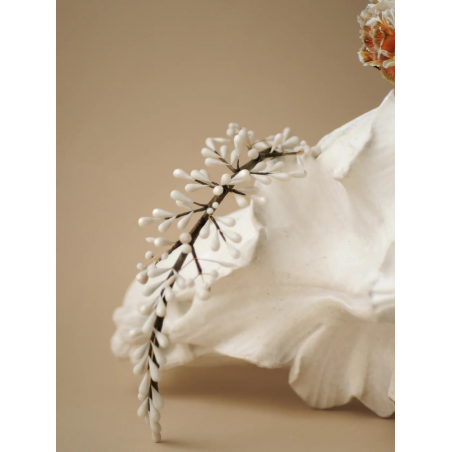 Bijoux de tête Calvi de Lizeron Paris, accessoires de mariée, peigne, couronne, porcelaine froide, création artisanale.