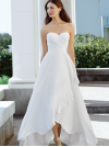 robe de mariée bustier plissé et jupe asymétrique en mousseline.